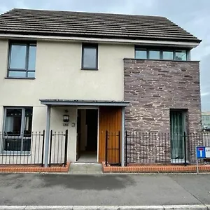 In Cardiff. Sleeps 6 Holiday home